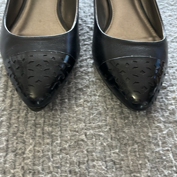 BANDOLINO Black leather kitten heel flats.  Size 6M - Picture 9 of 11
